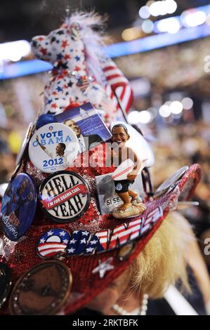 Bildnummer: 58437258  Datum: 05.09.2012  Copyright: imago/Xinhua (120906) -- CHARLOTTE, Sept. 6, 2012 (Xinhua) -- A delegate wears various badges and pins on the head to express support for U.S. President Barack Obama, during the Democratic National Convention in Charlotte Sept. 5, 2012. U.S. Democrats nominated President Barack Obama to lead the party s presidential ticket during a roll call vote running through late Wednesday night to early Thursday, following former U.S. President Bill Clinton s nominating address. (Xinhua/Zhang Jun) (nxl) US-CHARLOTTE-DEMOCRATIC NATIONAL CONVENTION PUBLICA Stock Photo