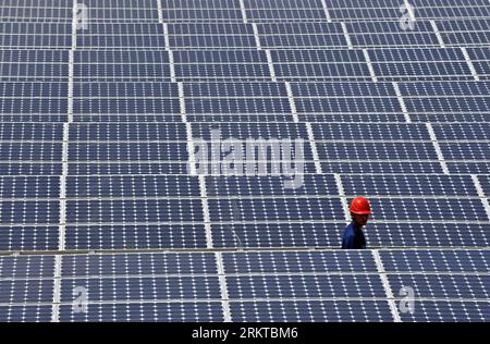 Bildnummer: 58438137  Datum: 04.08.2012  Copyright: imago/Xinhua YINCHUAN, August 4., 2012 - The file photo taken on Aug. 4, 2011 shows a staff worker patrolling at a photovoltaic power station in Yanchi County of Wuzhong City, northwest China s Ningxia Hui Autonomous Region. European Commission filed an antidumping investigation over Chinese photovoltaic (PV) products Thursday. The case is the largest trade dispute involving China in terms of trade volume, as the country s solar product exports were valued at 35.8 billion U.S. dollars in 2011, with the EU receiving a share of more than 60 per Stock Photo