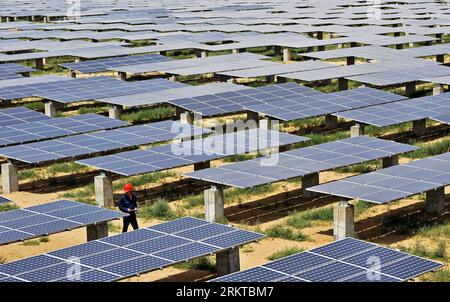 Bildnummer: 58438138  Datum: 04.08.2012  Copyright: imago/Xinhua YINCHUAN, August 4., 2012 - The file photo taken on Aug. 4, 2011 shows a staff worker patrolling at a photovoltaic power station in Yanchi County of Wuzhong City, northwest China s Ningxia Hui Autonomous Region. European Commission filed an antidumping investigation over Chinese photovoltaic (PV) products Thursday. The case is the largest trade dispute involving China in terms of trade volume, as the country s solar product exports were valued at 35.8 billion U.S. dollars in 2011, with the EU receiving a share of more than 60 per Stock Photo