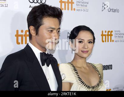 Bildnummer: 58456747  Datum: 10.09.2012  Copyright: imago/Xinhua (120911) -- TORONTO (CANADA), Sept. 11, 2012 (Xinhua) -- Chinese actress Zhang Ziyi (R) and South Korean actor Jang Dong-gun pose for photographs before the screening of the film Dangerous Liaisons at Roy Thomson Hall during the 37th Toronto International Film Festival in Toronto, Canada, on Sept. 10, 2012. (Xinhua/Zou Zheng) (lr) CANADA-TORONTO-THE 37TH INTERNATIONAL FILM FESTIVAL-DANGEROUS LIAISONS PUBLICATIONxNOTxINxCHN Entertainment People Film x0x xtc 2012 quer premiumd      58456747 Date 10 09 2012 Copyright Imago XINHUA  T Stock Photo