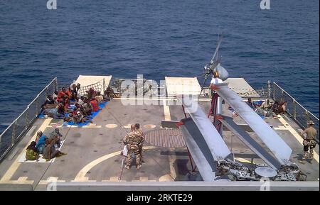 Bildnummer: 58456754  Datum: 10.09.2012  Copyright: imago/Xinhua (120911) -- GULF OF ADEN, Sept. 11, 2012 (Xinhua) -- Crew members of Spanish Armada Vessel Relampago rescue 68 who were drifting in a small boat, at the Gulf of Aden, the Indian Ocean, on Sept. 10, 2012. The Relampago participates in the Atalanta operation of the European Union against piracy in nearby waters of Somalia since Aug. 17, 2012. (Xinhua/AGENCIAPUNTOPRESS)(ctt) INDIAN OCEAN-GULF OF ADEN-MILITARY-RESCUE PUBLICATIONxNOTxINxCHN Gesellschaft Immigranten Flüchtlinge Afrika Afrikaner Migranten Immigration Nigration Rettung M Stock Photo