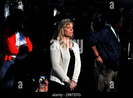 Bildnummer: 58458838  Datum: 11.09.2012  Copyright: imago/Xinhua (120911) -- NEW YORK, Sept. 11, 2012 (Xinhua) -- A woman prays for the victims at the site of the World Trade Center in New York, United States, Sept.11, 2012. The commemoration ceremony of 11th Anniversary of 9/11 takes place at the National September 11 Memorial plaza.Thousands of family members of victims of the 2001 and 1993 attacks attend the ceremony and some of them have been invited to participate in this year s reading of the victims names.(Xinhua/Wang Lei) (zkr) US-NEW YORK-9/11-COMMEMORATION CEREMONY PUBLICATIONxNOTxIN Stock Photo