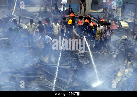 Bildnummer: 58493763  Datum: 20.09.2012  Copyright: imago/Xinhua (120920) -- DHAKA, Sept. 20, 2012 (Xinhua) -- Fire fighters try to extinguish the fire in slums at the Begunbari area in Dhaka, capital of Bangladesh, Sept. 20, 2012. About 400 shanties were destroyed and 15 were injured in the accident, fire brigade said. (Xinhua/Shariful Islam) (dzl) BANGLADESH-DHAKA-FIRE ACCIDENT PUBLICATIONxNOTxINxCHN Gesellschaft Feuer Brand Zerstörung x0x xdd premiumd 2012 quer      58493763 Date 20 09 2012 Copyright Imago XINHUA  Dhaka Sept 20 2012 XINHUA Fire Fighters Try to extinguisher The Fire in Slums Stock Photo