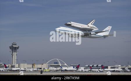 Bildnummer: 58500523  Datum: 21.09.2012  Copyright: imago/Xinhua (120921) -- LOS ANGELES, Sep. 21, 2012 (Xinhua) -- The Space Shuttle Endeavour mounted atop a 747 lands at Los Angeles International Airport, the United States, Sept. 21, 2012. Endeavour will be moved to its permanent home at the California Science Center mid-October. (Xinhua/Yang Lei) US-LOS ANGELES-SPACE SHUTTLE-ENDEAVOUR PUBLICATIONxNOTxINxCHN Gesellschaft USA Raumfahrt Shuttle Transport Highlight premiumd x0x xmb 2012 quer      58500523 Date 21 09 2012 Copyright Imago XINHUA  Los Angeles Sep 21 2012 XINHUA The Space Shuttle E Stock Photo