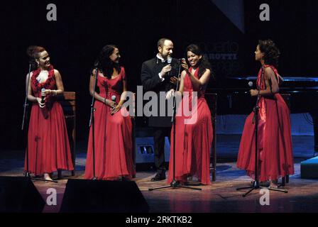 Bildnummer: 58501117  Datum: 20.09.2012  Copyright: imago/Xinhua (120922) -- HAVANA, Sept. 22, 2012 (Xinhua) -- The Italian tenor Dario Balzanelli (c), with the quartet Sixth Sense, sings during a tribute to Luciano Pavarotti, in the Sala Covarrubias of the National Teather of Cuba, in the city of Havana, capital of Cuba, on September 20, 2012. The evening sponsored by the Italian Embassy in Havana and the Ministry of Culture of Cuba, met to Cuban musicians of different genres and was directed by the Italian tenor Dario Balzanelli, who had the idea of the show. (Xinhua/Joaquin Hernandez) (jh) Stock Photo