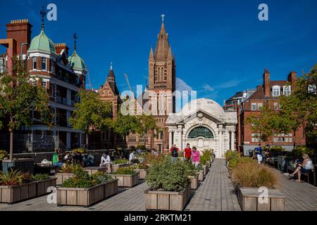 Brown Hart Gardens Mayfair London. Located off Duke Street in London's  Mayfair. Small public garden built on top of an electricity substation in 1906 Stock Photo