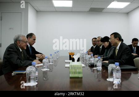 Bildnummer: 58510090  Datum: 24.09.2012  Copyright: imago/Xinhua (120924) -- NEW YORK, Sept. 24, 2012 (Xinhua) -- Chinese Foreign Minister Yang Jiechi (R front) meets with UN-Arab League joint special envoy for Syria Lakhdar Brahimi (L) at the United Nations headquarters in New York on the sidelines of the 67th UN General Assembly, on Sept. 24, 2012. (Xinhua/Fang Zhe) UN-NEW YORK-CHINESE FOREIGN MINISTER-MEETING PUBLICATIONxNOTxINxCHN People Politik UN UNO Sicherheitsrat Weltsicherheitsrat Vollversammlung Versammlung x0x xdd 2012 quer     58510090 Date 24 09 2012 Copyright Imago XINHUA  New Yo Stock Photo