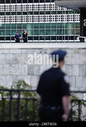 Bildnummer: 58510120  Datum: 24.09.2012  Copyright: imago/Xinhua (120925) -- NEW YORK, Sept. 25, 2012 (Xinhua) -- Police stand guard on the top of a building at the headquarters of the United Nations in New York, the United States, Sept. 24, 2012. Security has been ramped up outside and within UN headquarters for the 67th annual general debate of the UN General Assembly. (Xinhua/Shen Hong) (zw) UN-GENERAL DEBATE-SECURITY PUBLICATIONxNOTxINxCHN People Sicherheit Security Polizei Polizeieinsatz UN UNO Generalversammlung Gipfel x0x xdd 2012 hoch      58510120 Date 24 09 2012 Copyright Imago XINHU Stock Photo