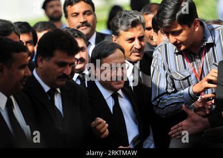 Bildnummer: 58512258  Datum: 25.09.2012  Copyright: imago/Xinhua (120925) -- ISLAMABAD, Sept. 25, 2012 (Xinhua) -- Pakistani Law Minister Farooq H Naek (C) arrives at Supreme Court of Pakistan for the hearing on the graft cases against President Asif Ali Zardari, in Islamabad, Pakistan, Sept. 25, 2012. Pakistan s top court Tuesday gave the government one day to redraft a letter to be sent to the Swiss authorities for reopening graft cases against President Asif Ali Zardari. (Xinhua Photo/Ahmad Kamal) (zy) PAKISTAN-ISLAMABAD-ZARDARI-GRAFT CASE-ADJOURNMENT PUBLICATIONxNOTxINxCHN people Politik x Stock Photo