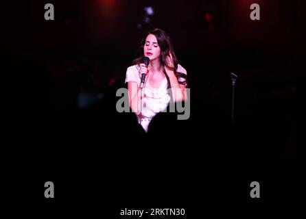 Bildnummer: 58518870  Datum: 26.09.2012  Copyright: imago/Xinhua (120926) -- PARIS, Sept. 26, 2012 (Xinhua)-- Singer Lana Del Rey performs during the launching ceremony of Jaguar F-TYPE sports car at the Rodin Museum in Paris, France, Sept. 26, 2012. (Xinhua/Gao Jing) FRANCE-PARIS-AUTO-JAGUAR-F-TYPE PUBLICATIONxNOTxINxCHN Entertainment Musik Aktion premiumd x0x xmb 2012 quer      58518870 Date 26 09 2012 Copyright Imago XINHUA  Paris Sept 26 2012 XINHUA Singer Lana Del Rey performs during The Launching Ceremony of Jaguar F Type Sports Car AT The Rodin Museum in Paris France Sept 26 2012 XINHUA Stock Photo