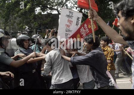 Bildnummer: 58535075  Datum: 30.09.2012  Copyright: imago/Xinhua (120930) -- DHAKA, Sept. 30, 2012 (Xinhua) -- Protesters confront with the police during a rally in Dhaka, Bangladesh, Sept. 30, 2012. At least 20 were injured in a clash between police and protesters in a rally against fuel price increase here on Sunday. (Xinhua/Shariful Islam) BANGLADESH-DHAKA-PROTEST PUBLICATIONxNOTxINxCHN Politik Demo Protest Erhöhung Benzinpreise xas x0x premiumd 2012 quer      58535075 Date 30 09 2012 Copyright Imago XINHUA  Dhaka Sept 30 2012 XINHUA protesters confront With The Police during a Rally in Dha Stock Photo