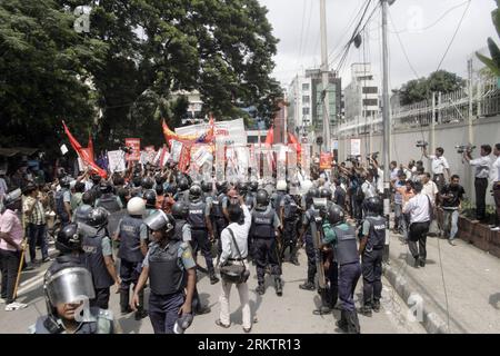 Bildnummer: 58535074  Datum: 30.09.2012  Copyright: imago/Xinhua (120930) -- DHAKA, Sept. 30, 2012 (Xinhua) -- Protesters confront with the police during a rally in Dhaka, Bangladesh, Sept. 30, 2012. At least 20 were injured in a clash between police and protesters in a rally against fuel price increase here on Sunday. (Xinhua/Shariful Islam) BANGLADESH-DHAKA-PROTEST PUBLICATIONxNOTxINxCHN Politik Demo Protest Erhöhung Benzinpreise xas x0x premiumd 2012 quer      58535074 Date 30 09 2012 Copyright Imago XINHUA  Dhaka Sept 30 2012 XINHUA protesters confront With The Police during a Rally in Dha Stock Photo