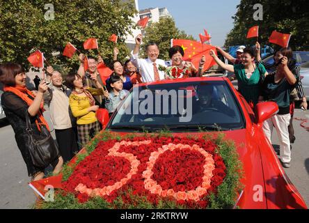 Bildnummer: 58543446  Datum: 01.10.2012  Copyright: imago/Xinhua (121002) -- NANJING, Oct. 2, 2012 (Xinhua) -- Tan Enxiang and Peng Yuehua wave China s national flags on a roadster during a ceremony marking their golden wedding anniversary in Nanjing, capital of east China s Jiangsu Province, Oct. 1, 2012. The ceremony, acting as grand as the wedding ceremony held for newlyweds, was initiated by children of the old couple who didn t have a decent wedding ceremony due to the economic condition fifty years ago. (Xinhua/Sun Can) (hdt) CHINA-NANJING-GOLDEN WEDDING (CN) PUBLICATIONxNOTxINxCHN Gesel Stock Photo
