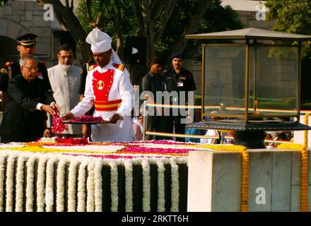 Bildnummer: 58543501  Datum: 02.10.2012  Copyright: imago/Xinhua (121002) -- NEW DELHI, Oct. 2, 2012 (Xinhua) -- Indian President Pranab Mukherjee (front L) pays tribute at the memorial of Mahatma Gandhi on his 143rd birth anniversary at Rajghat in New Delhi, capital of India, on Oct. 2, 2012. (Xinhua/Partha Sarkar) (syq) INDIA-NEW DELHI-GANDHI-ANNIVERSARY PUBLICATIONxNOTxINxCHN Politik People Geburtstag Gedenken x0x xac 2012 quer      58543501 Date 02 10 2012 Copyright Imago XINHUA  New Delhi OCT 2 2012 XINHUA Indian President Pranab Mukherjee Front l Pays Tribute AT The Memorial of Mahatma G Stock Photo