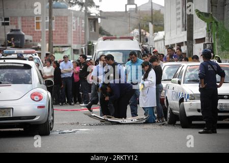 Bildnummer: 58567239  Datum: 08.10.2012  Copyright: imago/Xinhua Police and forensics members work at the site where a couple was killed inside their car, in Tlalmanalco, State of Mexico, Mexico, on Oct. 8, 2012. According to local authorities, the couple identified as Dolores Cazales and Emanuel Cabrera, who were passing in their car on Vargas street nearby municipal market, in the place were found about 40 bullet shells from R-15 assault rifles. (Xinhua/Gabriel Garcia)(zyw) MEXICO-TLALMANALCO-SECURITY-VIOLENCE PUBLICATIONxNOTxINxCHN Gesellschaft Kriminalität Mord Schiesserei premiumd x0x xmb Stock Photo