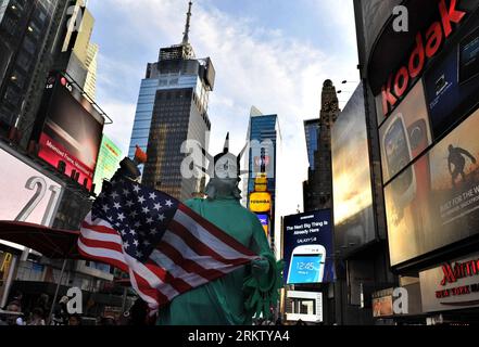 Bildnummer: 58570867  Datum: 09.10.2012  Copyright: imago/Xinhua An actor dressed as the Statue of Liberty is seen at the Times Square in New York, Oct. 9, 2012.  (Xinhua/Wang Lei) (zyw) U.S.-NEW YORK-JOBLESS RATE-DROP PUBLICATIONxNOTxINxCHN Gesellschaft USA xjh x2x 2012 quer  o0 Schauspieler menschliche Statue Freiheitsstatue     58570867 Date 09 10 2012 Copyright Imago XINHUA to Actor Dressed As The Statue of Liberty IS Lakes AT The Times Square in New York OCT 9 2012 XINHUA Wang Lei zyw U S New York jobless Rate Drop PUBLICATIONxNOTxINxCHN Society USA XJH x2x 2012 horizontal o0 Actor Human Stock Photo