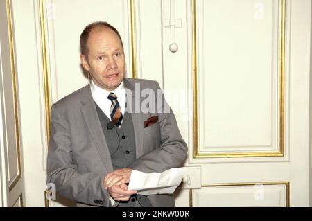 Bildnummer: 58577677  Datum: 11.10.2012  Copyright: imago/Xinhua (121011) -- STOCKHOLM, Oct. 11, 2012 (Xinhua) -- Peter Englund, Permanent Secretary of the Swedish Academy, announce the result of the 2012 Nobel Prize in Literature, in Stockholm, Sweden, Oct. 11, 2012. PUBLICATIONxNOTxINxCHN Kultur people Literatur Literaturnobelpreis Nobelpreis Bekanntgabe xas x1x 2012 quer premiumd     58577677 Date 11 10 2012 Copyright Imago XINHUA  Stockholm OCT 11 2012 XINHUA Peter Englund permanently Secretary of The Swedish Academy Announce The Result of The 2012 Nobel Prize in Literature in Stockholm Sw Stock Photo