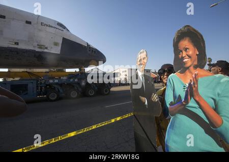 Bildnummer: 58587585  Datum: 13.10.2012  Copyright: imago/Xinhua LOS ANGELES, Oct. 13, 2012 - A spectator with cutouts of United States President Barack Obama and his wife Michelle watches space shuttle Endeavour during its second day trip on city streets in Los Angeles, the US, Oct. 13, 2012. Endeavour on Friday began a two-day ground journey to its final resting place at the California Science Center. (Xinhua/Zhao Hanrong) (zf) US-SPACE-MUSEUM-ENDEAVOUR PUBLICATIONxNOTxINxCHN Gesellschaft USA Raumfahrt Raumfähre Geschichte Objekte Politik People Aufmacher Premiumd x1x xds 2012 quer kurios Ko Stock Photo
