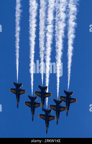 Bildnummer: 58591853  Datum: 14.10.2012  Copyright: imago/Xinhua (121015) -- LOS ANGELES, Oct. 15, 2012 (Xinhua) -- Planes perform during the Miramar Air Show in San Diego, California, the United States, on Oct. 14, 2012. (Xinhua/Zhao Hanrong) U.S.-SAN DIEGO-MIRAMAR AIR SHOW PUBLICATIONxNOTxINxCHN Gesellschaft Flugshow Flugzeug Düsenjäger Jet xas x0x 2012 hoch      58591853 Date 14 10 2012 Copyright Imago XINHUA  Los Angeles OCT 15 2012 XINHUA Plan perform during The Miramar Air Show in San Diego California The United States ON OCT 14 2012 XINHUA Zhao  U S San Diego Miramar Air Show PUBLICATIO Stock Photo