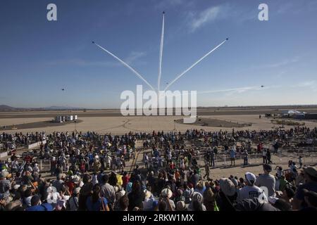 Bildnummer: 58591856  Datum: 14.10.2012  Copyright: imago/Xinhua (121015) -- LOS ANGELES, Oct. 15, 2012 (Xinhua) -- Spectators watch the aerobatic flight during the Miramar Air Show in San Diego, California, the United States, on Oct. 14, 2012. (Xinhua/Zhao Hanrong) U.S.-SAN DIEGO-MIRAMAR AIR SHOW PUBLICATIONxNOTxINxCHN Gesellschaft Flugshow Flugzeug Düsenjäger Jet xas x0x 2012 quer Aufmacher      58591856 Date 14 10 2012 Copyright Imago XINHUA  Los Angeles OCT 15 2012 XINHUA spectators Watch The Aerobatic Flight during The Miramar Air Show in San Diego California The United States ON OCT 14 2 Stock Photo