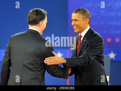 Bildnummer: 58597668  Datum: 16.10.2012  Copyright: imago/Xinhua NEW YORK, Oct. 16, 2012 - U.S. President Barrack Obama (R) shake hands with Republican presidential nominee Mitt Romney prior to their second presidential debate at Hofstra University in Hempstead, New York state, the United States, Oct. 16, 2012. (Xinhua/Wang Lei) U.S.-HEMPSTEAD-PRESIDENTIAL DEBATE PUBLICATIONxNOTxINxCHN Politik people USA Wahl Wahlkampf TV Präsidentschaftswahl Duell Fernsehduell Debatte Fernsehdebatte xas x1x 2012 quer premiumd     58597668 Date 16 10 2012 Copyright Imago XINHUA New York OCT 16 2012 U S Preside Stock Photo