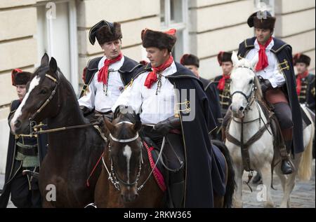 121018 -- ZAGREB, Oct. 18, 2012 Xinhua -- Cavalry of the Guard of Honour of the Cravat Regiment take part in the Changing of the Guard ceremony which is part of the International Cravat Day celebrations in Zagreb, capital of Croatia, on Oct. 18, 2012. Cravat is said to originate from the red scarves worn by Croatian soldiers in the 17th century. Xinhua/Miso Lisanin nxl CROATIA-ZAGREB-CRAVAT DAY PUBLICATIONxNOTxINxCHN Stock Photo