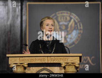 Bildnummer: 58607691  Datum: 18.10.2012  Copyright: imago/Xinhua (121018) -- WASHINGTON D.C., Oct. 18, 2012 (Xinhua) -- U.S. Secretary of State Hillary Clinton delivers a speech on energy diplomacy in the 21st century at Georgetown University in Washington D.C., capital of the United States, Oct. 18, 2012. (Xinhua/Zhang Jun) US-WASHINGTON-POLITICS-HILLARY CLINTON PUBLICATIONxNOTxINxCHN people Politik premiumd x0x mb 2012 quer      58607691 Date 18 10 2012 Copyright Imago XINHUA  Washington D C OCT 18 2012 XINHUA U S Secretary of State Hillary Clinton administration delivers a Speech ON Energy Stock Photo