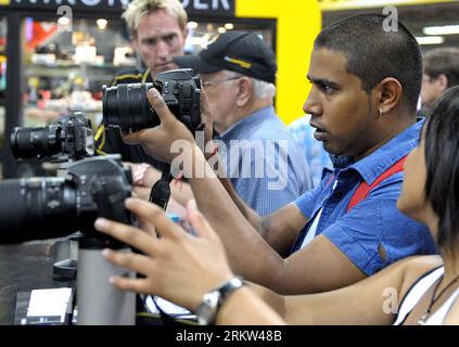 Bildnummer: 58611821  Datum: 19.10.2012  Copyright: imago/Xinhua (121019) -- JOHANNESBURG, Oct. 19, 2012 (Xinhua) -- Visitors try digital cameras on display during the Photo and Film Expo in Johannesburg, South Africa, on Oct. 19, 2012. (Xinhua/Li Qihua) SOUTH AFRICA-JOHANNESBURG-PHOTO-EXPO PUBLICATIONxNOTxINxCHN Wirtschaft Messe Fotomesse Fotografie xrj x0x 2012 quer      58611821 Date 19 10 2012 Copyright Imago XINHUA  Johannesburg OCT 19 2012 XINHUA Visitors Try Digital Cameras ON Display during The Photo and Film EXPO in Johannesburg South Africa ON OCT 19 2012 XINHUA left  South Africa Jo Stock Photo