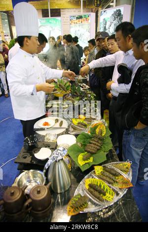 Bildnummer: 58636521  Datum: 26.10.2012  Copyright: imago/Xinhua (121026) -- NANJING, Oct. 26, 2012 (Xinhua) -- A chef shows the way to cook seafood for visitors during the China (Jiangsu) International Catering Expo in Nanjing, capital of east China s Jiangsu Province, Oct. 26, 2012. A series of exhibitions, contests and seminars related to food, cooking and catering equipments will be held during the three-day expo, which kicked off here on Friday. (Xinhua) (ry) CHINA-JIANGSU-CATERING EXPO (CN) PUBLICATIONxNOTxINxCHN Wirtschaft Messe Food Foodmesse x0x xdd 2012 hoch      58636521 Date 26 10 Stock Photo