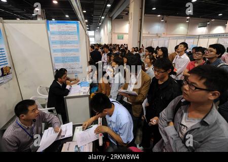 Bildnummer: 58639626  Datum: 27.10.2012  Copyright: imago/Xinhua (121027) -- HANGZHOU, Oct. 27, 2012 (Xinhua) -- College students wait to apply for jobs at a job fair in Hangzhou, capital of east China s Zhejiang Province, Oct. 27, 2012. A job fair for 2013 college graduates and the 14th Hangzhou West Lake Expo professionals exchange conference were held on Saturday in Hangzhou. More than 11,000 job vacancies were offered to college graduates. (Xinhua/Ju Huanzong) (wjq) CHINA-ZHEJIANG-HANGZHOU-COLLEGE STUDENTS-JOB FAIRS (CN) PUBLICATIONxNOTxINxCHN Gesellschaft Arbeitslosigkeit Messe Jobmesse A Stock Photo