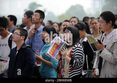 Bildnummer: 58639628  Datum: 27.10.2012  Copyright: imago/Xinhua (121027) -- HANGZHOU, Oct. 27, 2012 (Xinhua) -- College students look at job information at a job fair in Hangzhou, capital of east China s Zhejiang Province, Oct. 27, 2012. A job fair for 2013 college graduates and the 14th Hangzhou West Lake Expo professionals exchange conference were held on Saturday in Hangzhou. More than 11,000 job vacancies were offered to college graduates. (Xinhua/Ju Huanzong) (wjq) CHINA-ZHEJIANG-HANGZHOU-COLLEGE STUDENTS-JOB FAIRS (CN) PUBLICATIONxNOTxINxCHN Gesellschaft Arbeitslosigkeit Messe Jobmesse Stock Photo