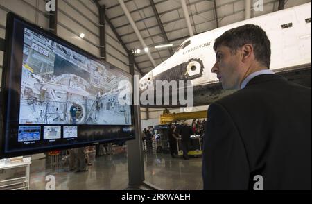 Bildnummer: 58651197  Datum: 30.10.2012  Copyright: imago/Xinhua (121030) -- LOS ANGELES, Oct. 30, 2012 (Xinhua) -- A visitor watches the video about the interior of the space shuttle Endeavour at the California Science Center in California, the United States, Oct. 30, 2012. The space shuttle Endeavour was opened to the public Tuesday in the science center. (Xinhua/Yang Lei) US-LOS ANGELES-ENDEAVOUR-OPEN PUBLICATIONxNOTxINxCHN Gesellschaft Raumfahrt Ausstellung Technik Raumfahrttechnik Museum premiumd x0x xmb 2012 quer      58651197 Date 30 10 2012 Copyright Imago XINHUA  Los Angeles OCT 30 20 Stock Photo