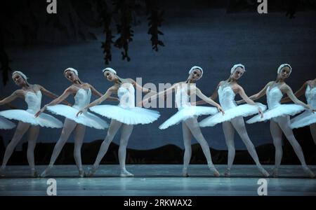 Bildnummer: 58653109  Datum: 31.10.2012  Copyright: imago/Xinhua (121031) -- TAIPEI, Oct. 31, 2012 (Xinhua) -- Dancers of the Russian Kirov Ballet perform during a rehearsal at Taipei Theatre Hall in Taipei, southeast China s Taiwan, Oct. 31, 2012. Two ballets, Swan Lake and The Nutcracker , will be performed by Kirov artists from Oct. 31 to Nov. 4. (Xinhua/Yin Bogu) (zc) CHINA-TAIPEI-BALLET-REHEARSAL (CN) PUBLICATIONxNOTxINxCHN Kultur Tanz Ballett x0x xmb 2012 quer      58653109 Date 31 10 2012 Copyright Imago XINHUA  Taipei OCT 31 2012 XINHUA Dancers of The Russian Kirov Ballet perform durin Stock Photo
