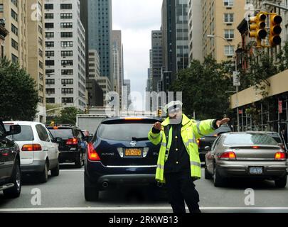 Bildnummer: 58655382  Datum: 31.10.2012  Copyright: imago/Xinhua (121031) -- NEW YORK, Oct. 31, 2012 (Xinhua) -- A police officer directs the traffic on the 3rd Ave in Manhattan, New York, the United States, Oct. 31, 2012. trapped in lower Manhattan by hurricane Sandy are now trying to make their way out Thursday, as cars and buses are queuing up in long lines, causing traffic jam in the streets leading to upper Manhattan. (Xinhua/Shen Hong) US-NEW YORK-HURRICANE-TRAFFIC PUBLICATIONxNOTxINxCHN Gesellschaft USA Sandy Sturm Wirbelsturm Hurrikan Wetter Unwetter Naturkatastrophe Strasse Verkehr xn Stock Photo