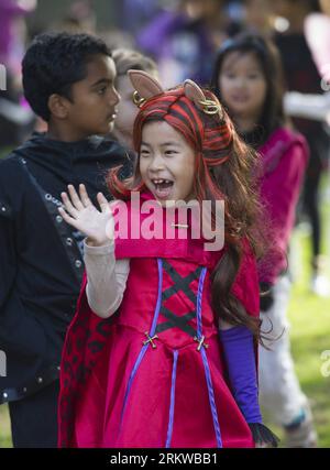 Bildnummer: 58655952  Datum: 31.10.2012  Copyright: imago/Xinhua (121101) -- LOS ANGELES, Nov. 1, 2012 (Xinhua) -- Children in Halloween costumes take part in a parade at Baldwin Stocker Elementary School in Los Angeles, the U.S., Oct. 31, 2012. (Xinhua/Yang Lei) (yc) US-LOS ANGELES-HALLOWEEN PUBLICATIONxNOTxINxCHN Gesellschaft Kostüm Verkleidung x0x xac 2012 hoch      58655952 Date 31 10 2012 Copyright Imago XINHUA  Los Angeles Nov 1 2012 XINHUA Children in Halloween Costumes Take Part in a Parade AT Baldwin Stocker Elementary School in Los Angeles The U S OCT 31 2012 XINHUA Yang Lei  U.S. Lo Stock Photo