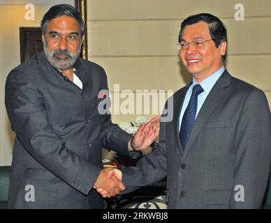 Bildnummer: 58657346  Datum: 01.11.2012  Copyright: imago/Xinhua (121101) -- NEW DELHI, Nov. 1, 2011 (Xinhua) -- Indian Minister for Commerce and Industry Anand Sharma (L) shakes hands with visiting Vietnamese Minister of Industry and Trade Vu Huy Hoang before a meeting in New Delhi, India, Nov. 1, 2012. (Xinhua/Partha Sarkar)(zyw) INDIA-NEW DELHI-VIETNAM-POLITICS PUBLICATIONxNOTxINxCHN Politik people xas x0x 2012 quer      58657346 Date 01 11 2012 Copyright Imago XINHUA  New Delhi Nov 1 2011 XINHUA Indian Ministers for Commerce and Industry Anand Sharma l Shakes Hands With Visiting Vietnamese Stock Photo
