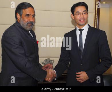 Bildnummer: 58657345  Datum: 01.11.2012  Copyright: imago/Xinhua (121101) -- NEW DELHI, Nov. 1, 2011 (Xinhua) -- Indian Minister for Commerce and Industry Anand Sharma (L) shakes hands with visiting German Economy Minister and Vice-chancellor Phillipp Roesler before a meeting in New Delhi, India, Nov. 1, 2012. (Xinhua/Partha Sarkar)(zyw) INDIA-NEW DELHI-GERMANY-POLITICS PUBLICATIONxNOTxINxCHN Politik people xas x0x 2012 quer premiumd      58657345 Date 01 11 2012 Copyright Imago XINHUA  New Delhi Nov 1 2011 XINHUA Indian Ministers for Commerce and Industry Anand Sharma l Shakes Hands With Visi Stock Photo