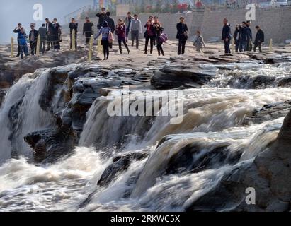 Bildnummer: 58662022  Datum: 02.11.2012  Copyright: imago/Xinhua ZHENGZHOU, Nov. 2, 2012 (Xinhua) -- Tourists view the Hukou Waterfall on the Yellow River in Jixian County, north China s Shanxi Province, Nov. 2, 2012. (Xinhua/Wang Song) (ry) CHINA-HUKOU WATERFALL-YELLOW RIVER (CN) PUBLICATIONxNOTxINxCHN Gesellschaft Landschaft Wasserfall x0x xmb 2012 quer     58662022 Date 02 11 2012 Copyright Imago XINHUA Zhengzhou Nov 2 2012 XINHUA tourists View The Hukou Waterfall ON The Yellow River in Jixian County North China S Shanxi Province Nov 2 2012 XINHUA Wang Song Ry China Hukou Waterfall Yellow R Stock Photo