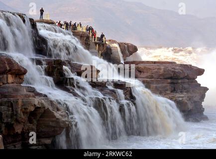 Bildnummer: 58662023  Datum: 02.11.2012  Copyright: imago/Xinhua ZHENGZHOU, Nov. 2, 2012 (Xinhua) -- Tourists view the Hukou Waterfall on the Yellow River in Jixian County, north China s Shanxi Province, Nov. 2, 2012. (Xinhua/Wang Song) (ry) CHINA-HUKOU WATERFALL-YELLOW RIVER (CN) PUBLICATIONxNOTxINxCHN Gesellschaft Landschaft Wasserfall x0x xmb 2012 quer     58662023 Date 02 11 2012 Copyright Imago XINHUA Zhengzhou Nov 2 2012 XINHUA tourists View The Hukou Waterfall ON The Yellow River in Jixian County North China S Shanxi Province Nov 2 2012 XINHUA Wang Song Ry China Hukou Waterfall Yellow R Stock Photo