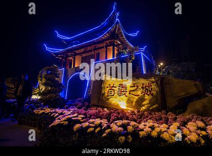 Bildnummer: 58667693  Datum: 05.11.2012  Copyright: imago/Xinhua (121105) -- WUHAN, Nov. 5, 2012 (Xinhua) -- A visitor walks past chrysanthemums in the evening at the 29th chrysanthemum show in Wuhan, capital of central China s Hubei Province, Nov. 5, 2012. (Xinhua/Cheng Min) (wjq) CHINA-HUBEI-WUHAN-CHRYSANTHEMUM SHOW (CN) PUBLICATIONxNOTxINxCHN Gesellschaft Austellung Blume Chrysantheme x0x xdd 2012 quer      58667693 Date 05 11 2012 Copyright Imago XINHUA  Wuhan Nov 5 2012 XINHUA a Visitor Walks Past chrysanthemum in The evening AT The 29th Chrysanthemum Show in Wuhan Capital of Central Chin Stock Photo