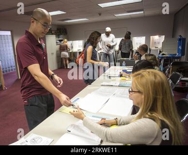 Bildnummer: 58672091  Datum: 06.11.2012  Copyright: imago/Xinhua (121106) -- LOS ANGELES, Nov. 6, 2012 (Xinhua) -- A man registers for vote at Chinese Evangelical Free Church in Montery Park, California, the United States, Nov. 6, 2012. The quadrennial U.S. presidential elections kicked off Tuesday. (Xinhua/Zhao Hanrong) U.S.-LOS ANGELES-PRESIDENTIAL ELECTIONS-VOTE PUBLICATIONxNOTxINxCHN Stimmabgabe Politik Wahl Wahlen USA Präsidentschaftswahlen Wahllokal Wahlkabine Symbolfoto xdp x0x 2012 quer premiumd      58672091 Date 06 11 2012 Copyright Imago XINHUA  Los Angeles Nov 6 2012 XINHUA a Man R Stock Photo