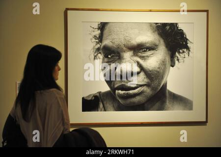 Bildnummer: 58691432  Datum: 12.11.2012  Copyright: imago/Xinhua (121112) -- BEIJING, Nov. 12, 2012 (Xinhua) -- A woman looks at photos displayed at Making Change -- Exhibition of Australian Contemporary Image in Beijing, capital of China, Nov. 12, 2012. The exhibition, which is opened on Monday to celebrate the 40th anniversary of Sino-Australian diplomatic relations, displays 107 works of Australian photographers. (Xinhua/Lu Peng) (wjq) CHINA-BEIJING-AUSTRALIA PHOTOGRAPHY EXHIBITION(CN) PUBLICATIONxNOTxINxCHN Kultur Kunst Ausstellung x0x xmb 2012 quer      58691432 Date 12 11 2012 Copyright Stock Photo