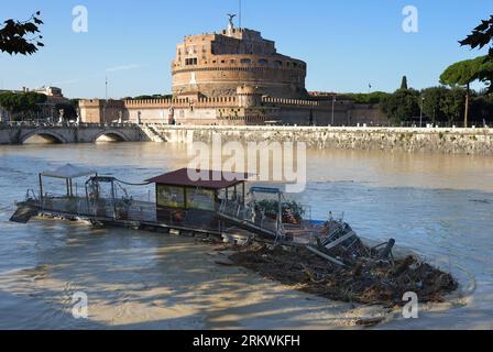 Bildnummer: 58702689  Datum: 14.11.2012  Copyright: imago/Xinhua (121114) -- ROME, Nov. 14, 2012 (Xinhua) -- A bridge is seen over the swollen Tiber river due to rains from the upper reaches near the Castel Sant Angelo in Rome, capital of Italy, on Nov. 14, 2012. (Xinhua/Wang Qingqin) ITALY-ROME-TIBER RIVER-FLOODING PUBLICATIONxNOTxINxCHN Gesellschaft Unwetter Wetter Überschwemmung Hochwasser xas x0x 2012 quer premiumd      58702689 Date 14 11 2012 Copyright Imago XINHUA  Rome Nov 14 2012 XINHUA a Bridge IS Lakes Over The  Tiber River Due to Rains from The Upper reaches Near The Castel Sant An Stock Photo