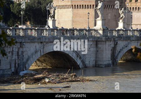 Bildnummer: 58702688  Datum: 14.11.2012  Copyright: imago/Xinhua (121114) -- ROME, Nov. 14, 2012 (Xinhua) -- Floating gabage is seen over the swollen Tiber river due to rains from the upper reaches near the Castel Sant Angelo in Rome, capital of Italy, on Nov. 14, 2012. (Xinhua/Wang Qingqin) ITALY-ROME-TIBER RIVER-FLOODING PUBLICATIONxNOTxINxCHN Gesellschaft Unwetter Wetter Überschwemmung Hochwasser xas x0x 2012 quer premiumd      58702688 Date 14 11 2012 Copyright Imago XINHUA  Rome Nov 14 2012 XINHUA Floating gabage IS Lakes Over The  Tiber River Due to Rains from The Upper reaches Near The Stock Photo