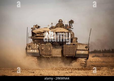 Bildnummer: 58712065  Datum: 16.11.2012  Copyright: imago/Xinhua An Israeli Merkava tank is seen in a staging area on the border with the Gaza Strip in southern Israel, Nov. 16, 2012. Israel has called up thousands of soldiers and moved hundreds of military vehicles to the border to escalate the operation of Pillar of Defense . (Xinhua/Jini) MIDEAST-ISRAEL-PILLAR OF DEFNESE-TROOPS PUBLICATIONxNOTxINxCHN Politik Gesellschaft Militär Mobilmachung Panzer Soldat Nahost Nahostkonflikt Konflikt Israel Palästina x0x xds 2012 quer     58712065 Date 16 11 2012 Copyright Imago XINHUA to Israeli Merkava Stock Photo