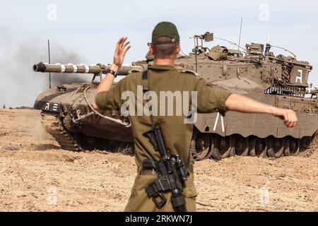 Bildnummer: 58712066  Datum: 16.11.2012  Copyright: imago/Xinhua An Israeli soldier directs a Merkava tank in a staging area on the border with the Gaza Strip in southern Israel, Nov. 16, 2012. Israel has called up thousands of soldiers and moved hundreds of military vehicles to the border to escalate the operation of Pillar of Defense .(Xinhua/Jini) MIDEAST-ISRAEL-PILLAR OF DEFNESE-TROOPS PUBLICATIONxNOTxINxCHN Politik Gesellschaft Militär Mobilmachung Panzer Soldat Nahost Nahostkonflikt Konflikt Israel Palästina x0x xds 2012 quer premiumd     58712066 Date 16 11 2012 Copyright Imago XINHUA t Stock Photo