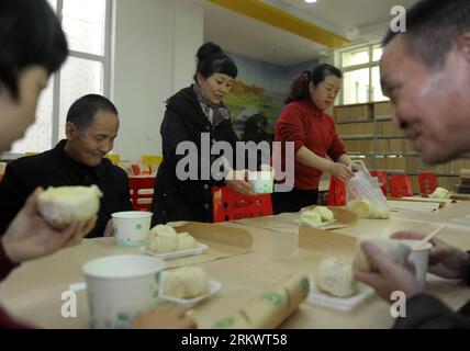 Bildnummer: 58726001  Datum: 21.11.2012  Copyright: imago/Xinhua (121121) -- LANZHOU, Nov. 21, 2012 (Xinhua) -- Blind visitors have free lunch at a special reading room established for the blind in Gansu Provincial Library in Lanzhou, capital of northwest China s Gansu Province, Nov. 21, 2012. The reading room, featuring various Braille books and audio materials, receives 1,000 readers every year. (Xinhua/Nie Jianjiang) (hdt) CHINA-LANZHOU-LIBRARY-THE BLIND (CN) PUBLICATIONxNOTxINxCHN Gesellschaft Behinderung Blind Sehbehinderung Bilbliothek Blindenbibliothek x0x xdd 2012 quer      58726001 Da Stock Photo