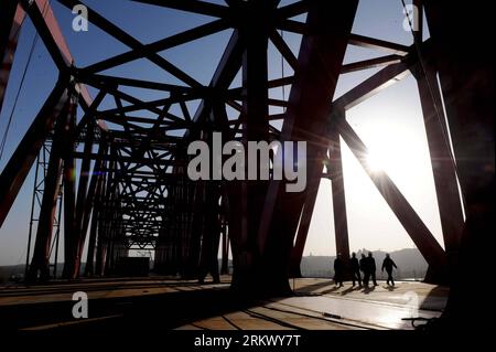 Bildnummer: 58803322  Datum: 26.11.2012  Copyright: imago/Xinhua (121126) -- ZHENGZHOU, Nov. 26, 2012 (Xinhua) -- Several workers walk at the construction site of the Beijing-Guangzhou Railway bridge across the Yellow River in Zhengzhou, capital of central China s Henan Province, Nov. 26, 2012. The bridge, which is projected to be completed by the end of 2013, is the 6th Yellow River bridge planned to be built in Zhengzhou. (Xinhua/Zhu Xiang) (wjq) CHINA-HENAN-ZHENGZHOU-YELLOW RIVER BRIDGE-CONSTRUCTION(CN) PUBLICATIONxNOTxINxCHN Wirtschaft Bau Baustelle Brücke Brückenbau x0x xmb 2012 quer Stock Photo