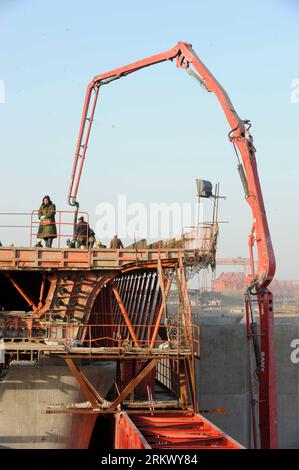 Bildnummer: 58803326  Datum: 26.11.2012  Copyright: imago/Xinhua (121126) -- ZHENGZHOU, Nov. 26, 2012 (Xinhua) -- Several workers work at the construction site of the Beijing-Guangzhou Railway bridge across the Yellow River in Zhengzhou, capital of central China s Henan Province, Nov. 26, 2012. The bridge, which is projected to be completed by the end of 2013, is the 6th Yellow River bridge planned to be built in Zhengzhou. (Xinhua/Zhu Xiang) (wjq) CHINA-HENAN-ZHENGZHOU-YELLOW RIVER BRIDGE-CONSTRUCTION(CN) PUBLICATIONxNOTxINxCHN Wirtschaft Bau Baustelle Brücke Brückenbau x0x xmb 2012 hoch Stock Photo