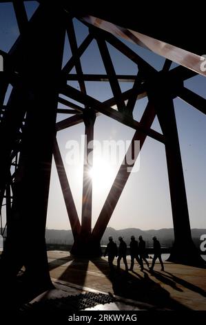 Bildnummer: 58803323  Datum: 26.11.2012  Copyright: imago/Xinhua (121126) -- ZHENGZHOU, Nov. 26, 2012 (Xinhua) -- Several workers walk at the construction site of the Beijing-Guangzhou Railway bridge across the Yellow River in Zhengzhou, capital of central China s Henan Province, Nov. 26, 2012. The bridge, which is projected to be completed by the end of 2013, is the 6th Yellow River bridge planned to be built in Zhengzhou. (Xinhua/Zhu Xiang) (wjq) CHINA-HENAN-ZHENGZHOU-YELLOW RIVER BRIDGE-CONSTRUCTION(CN) PUBLICATIONxNOTxINxCHN Wirtschaft Bau Baustelle Brücke Brückenbau x0x xmb 2012 hoch Stock Photo